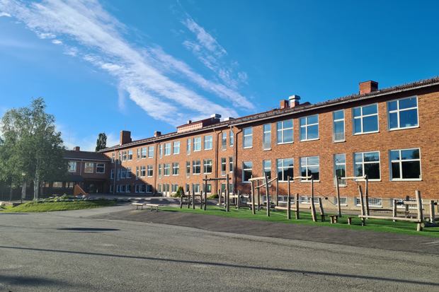 bild på skolans fasad och skolgård