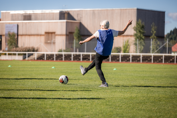 bild på en äldre dam som spelar fotboll