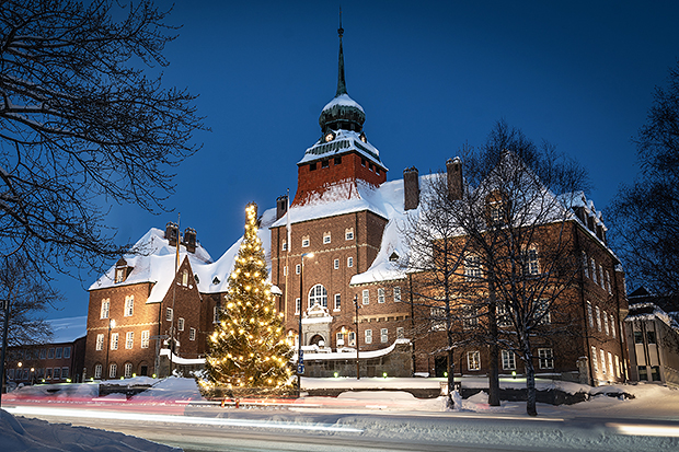 Julgran med vacker belysning framför rådhuset i Östersund.