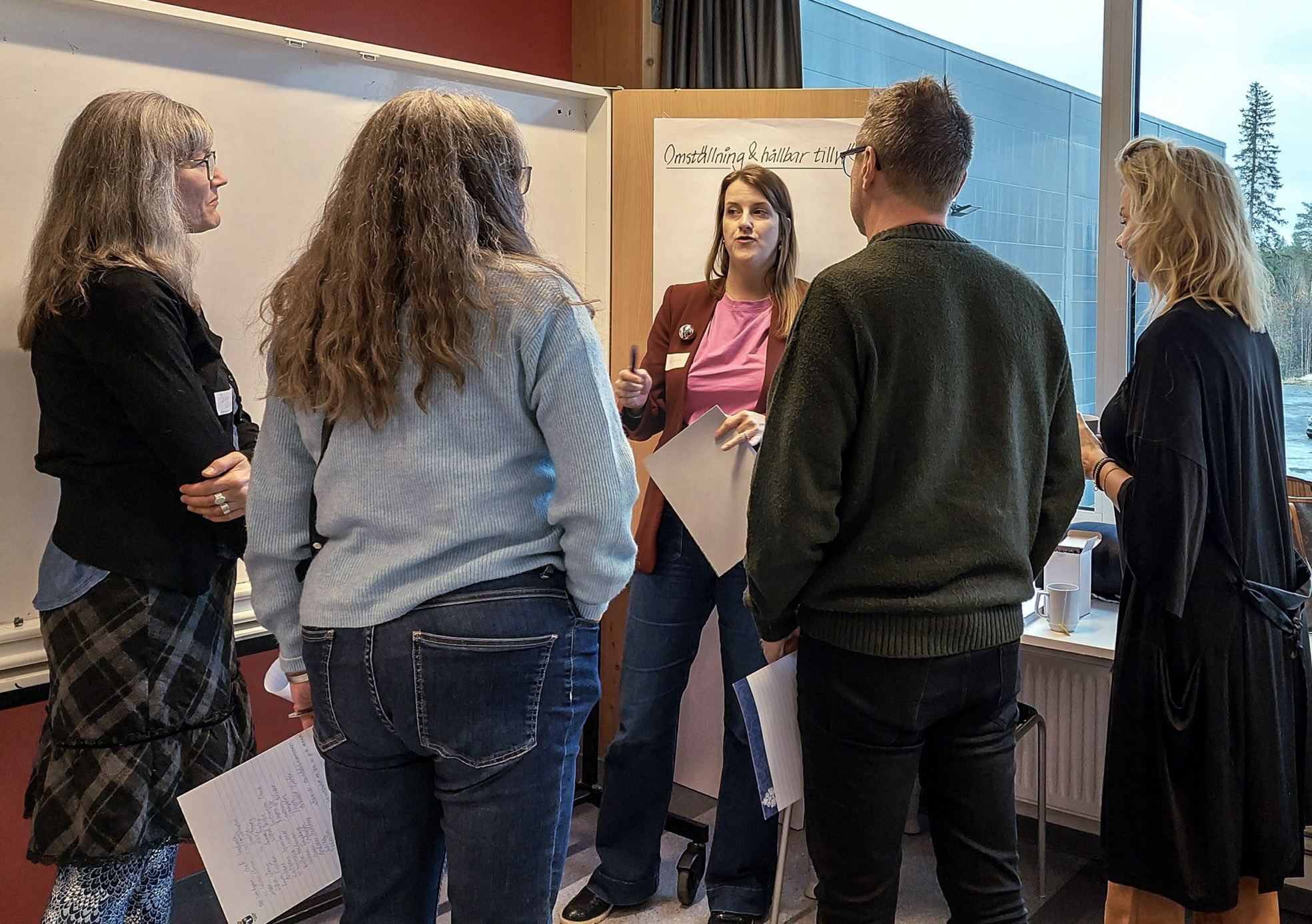 Biold från workshop, personer diskuterar näringslivsfrågor för fullt.