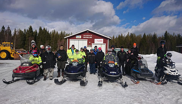 En lång rad skotrar med förare.