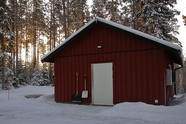 Liten anonym faluröd byggnad