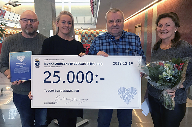Fyra pristagare med diplom och blommor