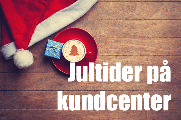 Detaljbild julstämning med tomtemössa, ljus och en tändsticksask.