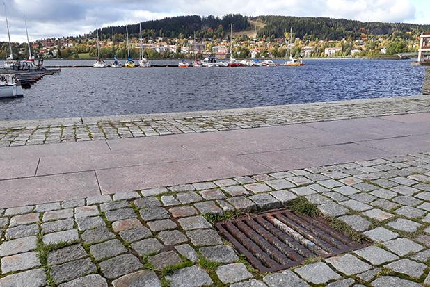 En gallerbrunn på kajen, i bakgrunden syns Frösön