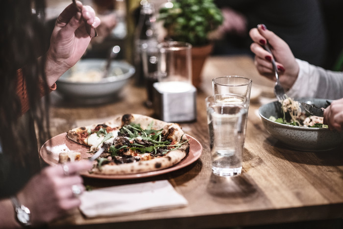 En pizza äts på en restaurang