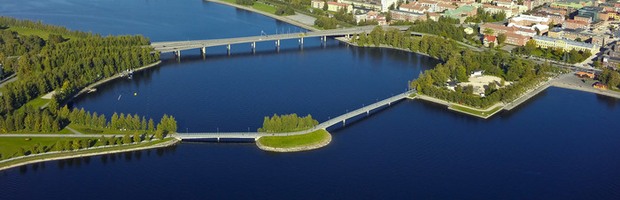 Flygbild över Frösöbron och gångbron med Badhusparken i bakgrunden