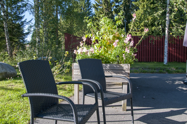 Uteplats med två stolar