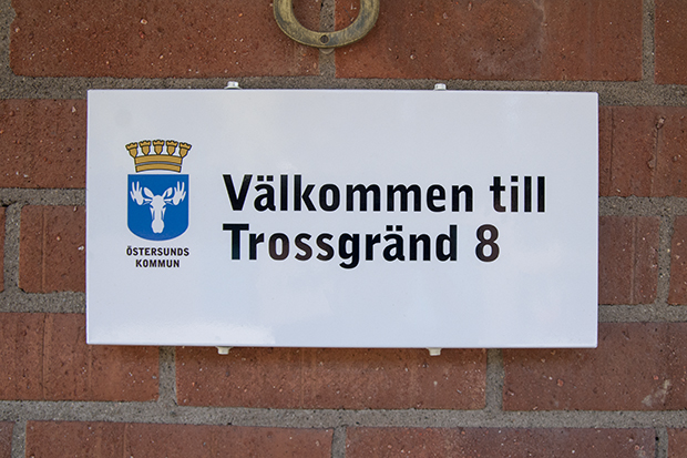 Skylt med texten Välkommen till Trossgränd 8