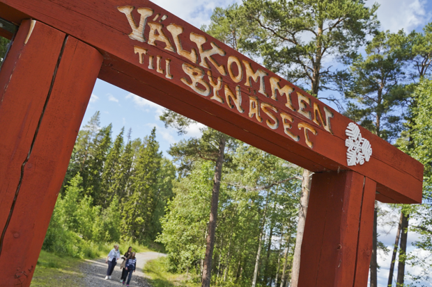 Portalen till vandringsstigen på Bynäset som säger Välkommen till Bynäset