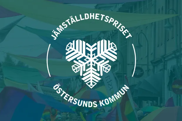 Ett pridetåg går genom Östersund bakom en mörkgrön transparent bakgrund. Uppepå bakgrunden står det i vit text "Jämställdhetspriset Östersunds kommun" med ett vitt Östersundshjärta.