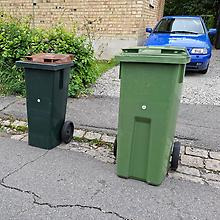 Ställ kärlen med draghandtagen vända från vägen.