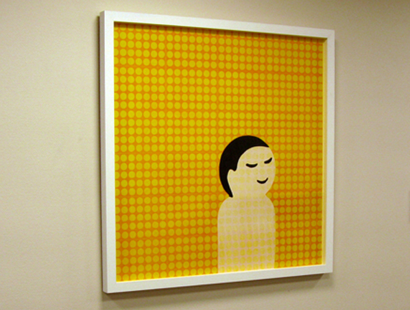 Bilden föreställer en del av Aino Näslunds verk Om jag blundar så minns jag. Leende tecknad gubbe mot gul bakgrund.