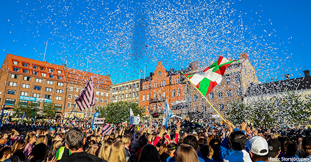 Människor i myller på gågatan