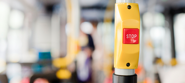 Närbild på stoppknapp inne i buss