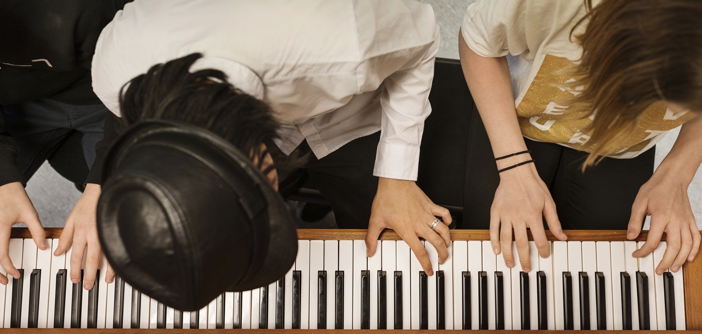 Bilden föreställer ungdomar som spelar brassinstrument.