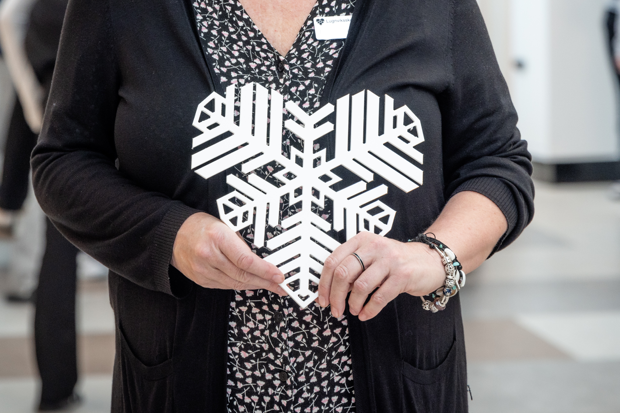 en lärare som håller upp ett Östersundshjärta, som är en snöflinga format som ett hjärta