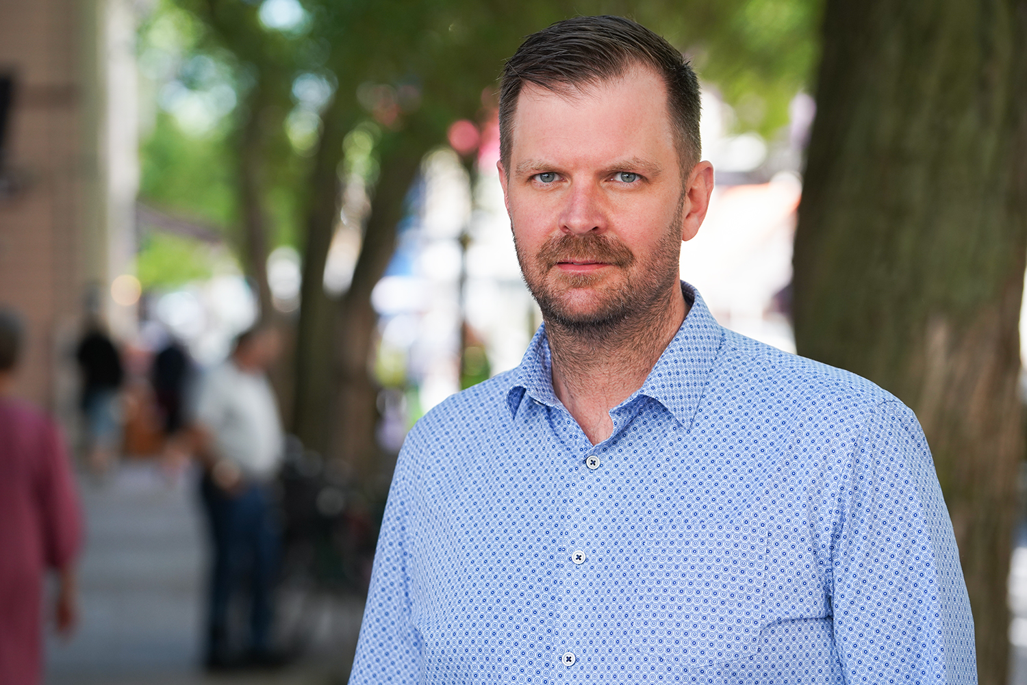 Brunhårig man i blå skjorta, förvaltningschef Erik Fredriksson