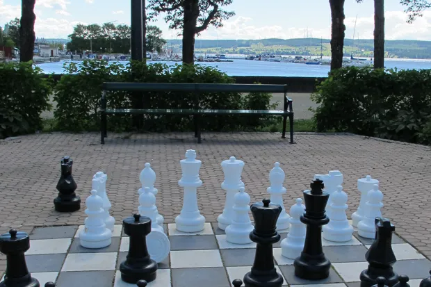 Ett stort schackspel i Badhusparken. 