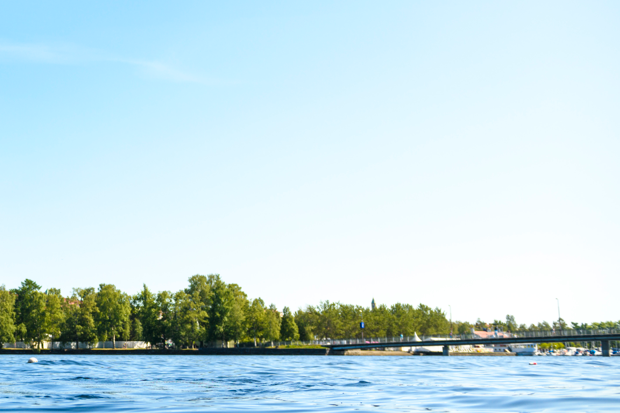 Bild på Storsjön med Frösö gångbro i bakgrunden. 