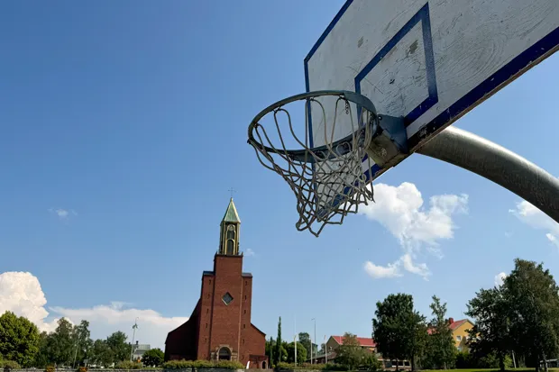 Bild på basketkorg framför Stora kyrkan. 