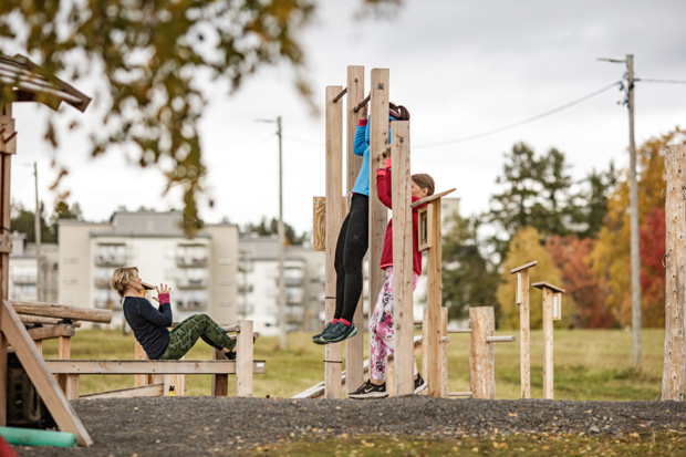 man som spelar discgolf
