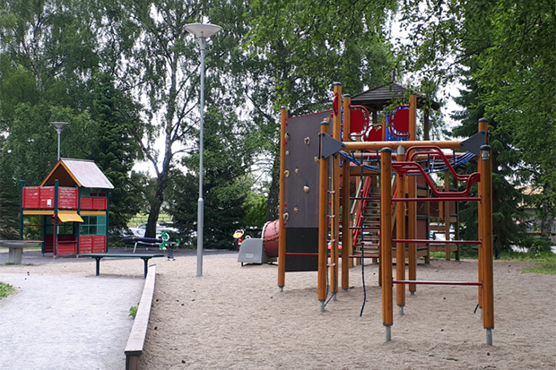 En lekplats med färgglada torn med rutschkana och klätterställning