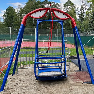 En gunga anpassad för rullstolsburna