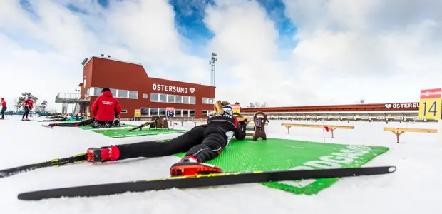 Skidskytt ligger på Östersunds skidstadion för att skjuta
