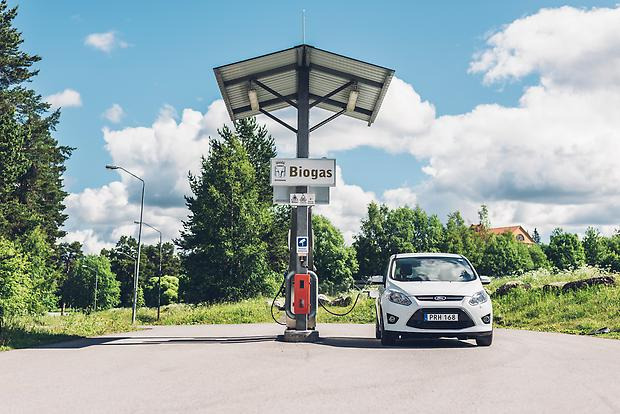 Bil står och tankar vid station för fordonsgas
