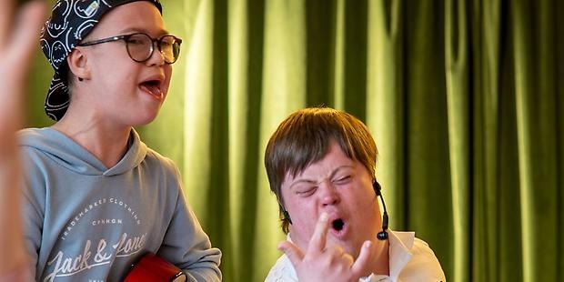 Ungdomar som spelar musik tillsammans