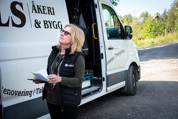 Carina visionerar vid firmabil