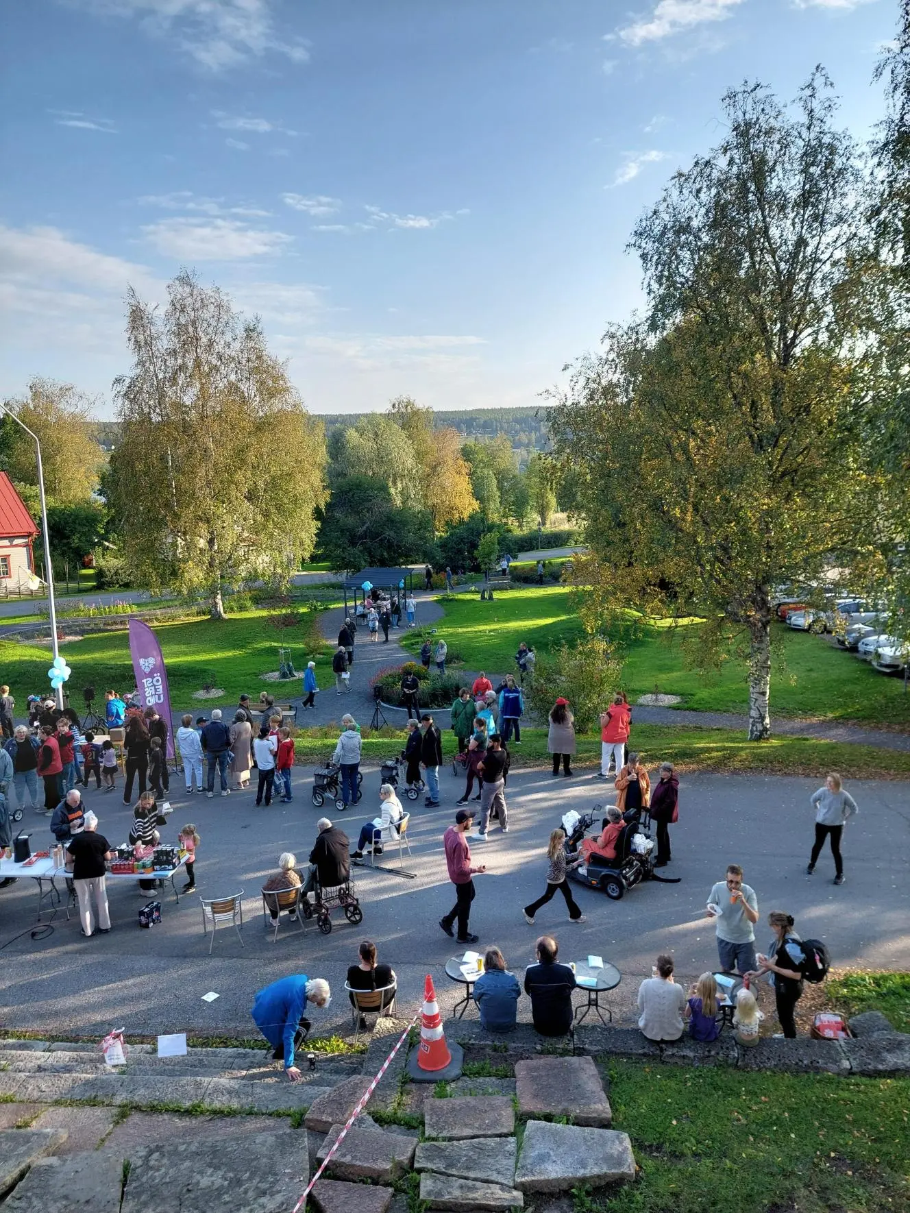 persomer som går i parken