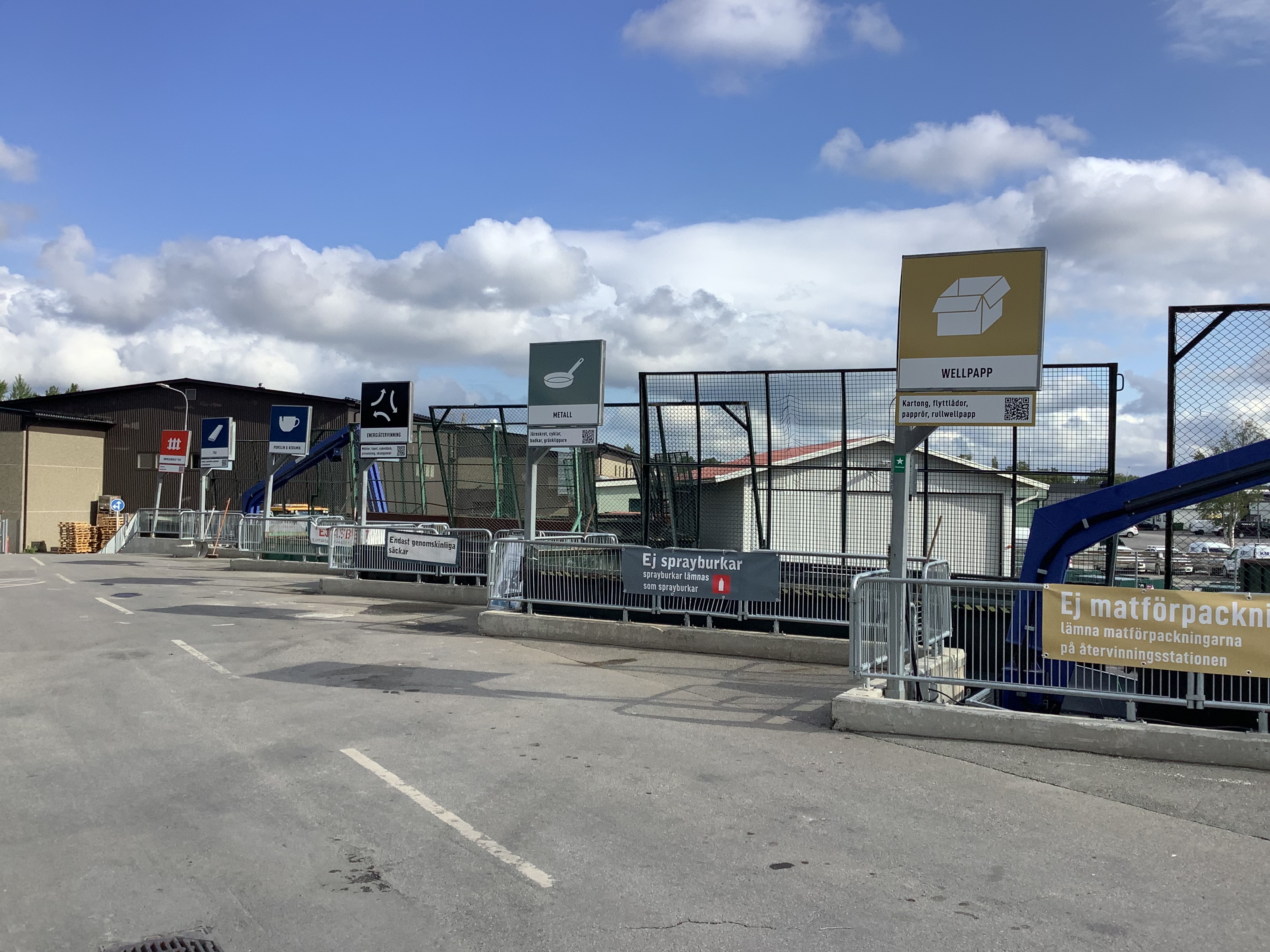Rampen och skyltar på återvinningscentralen i Odenskog