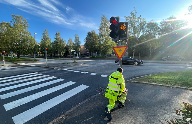 En elektriker i varselkläder jobbar vid ett trafikljus i korsningen Rådhusgatan - Färjemansgatan