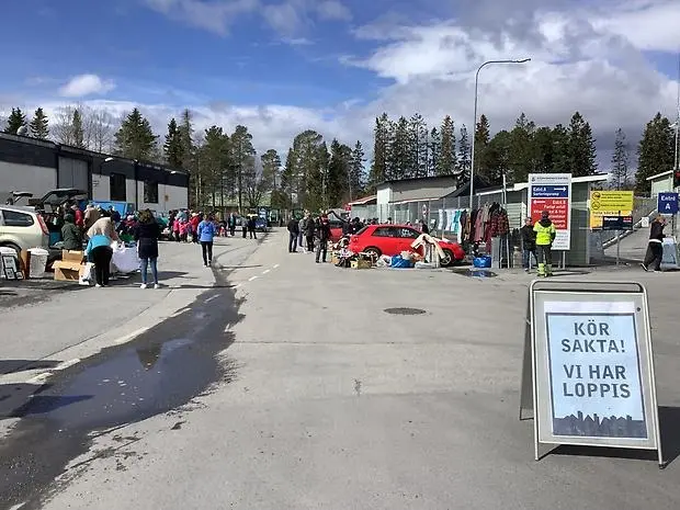 Asfaltsplan med bilar som säljer loppisgrejer.