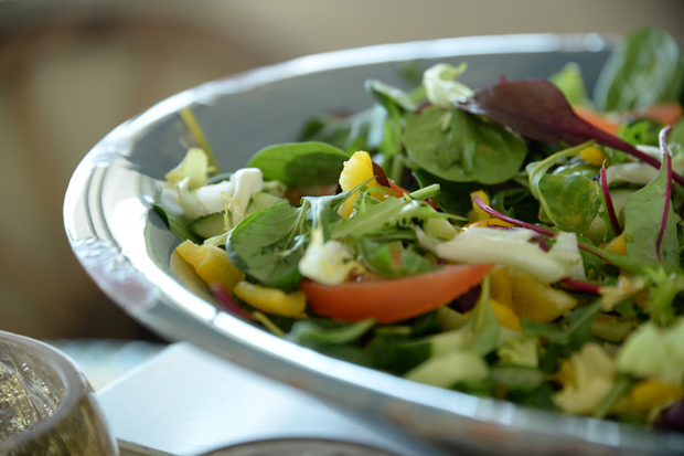 Del av en tallrik med sallad