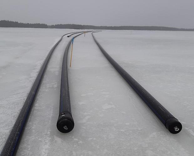 svarta rör ligger på isen