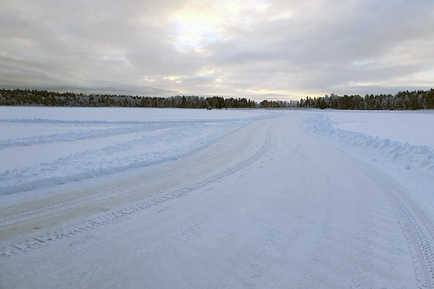 Vacker himmel över sjöis med skridskobana