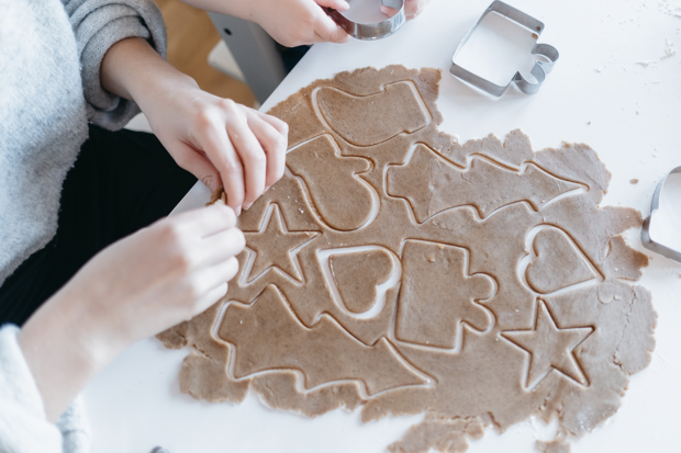 bild där två personer bakar