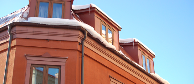 Närbild på hustak med takkupor