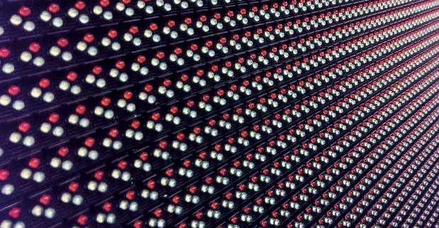 Närbild på LED-lamporna på en digital skylt