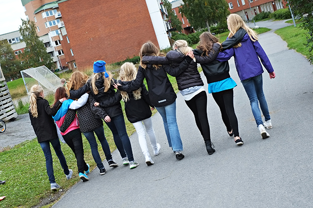 Äldre och yngre skolbarn i utemiljö