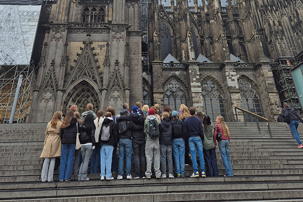 Bilden visar elever som står framför en kyrka i Tyskland