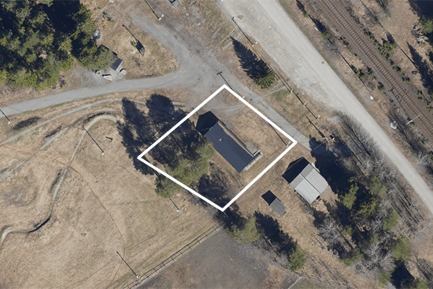 En flygbild som visar klubbstugan och området runt den inringat i vitt.