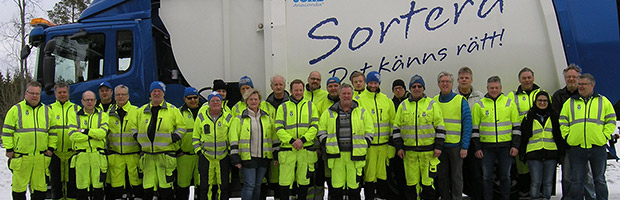 Hela styrkan på Avfall Återvinning framför en av sopbilarna