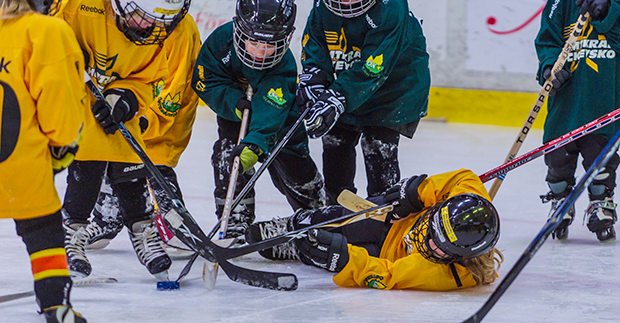 Hockeykillar spelar på isen
