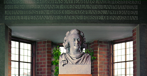 I övre hallen står bysten som föreställer stadens grundare Gustav III