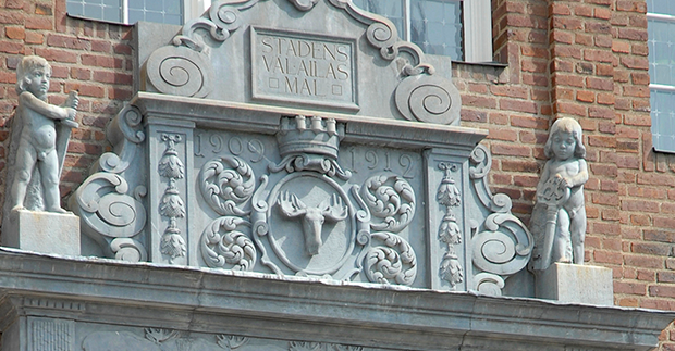 Över Rådhusporten står stadens valspråk "Stadens väl - allas mål"