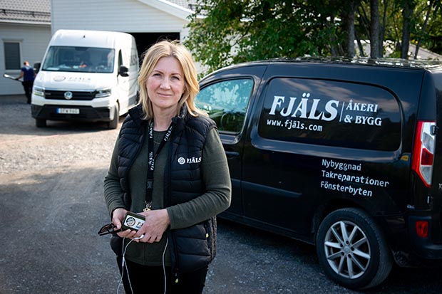 Carina på Fjäls vid bil